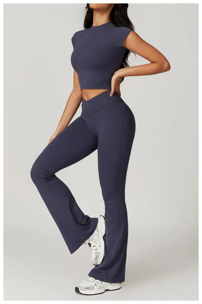 Conjunto Fitness Mujer – Top + Pantalón Acampanado de Cintura Alta