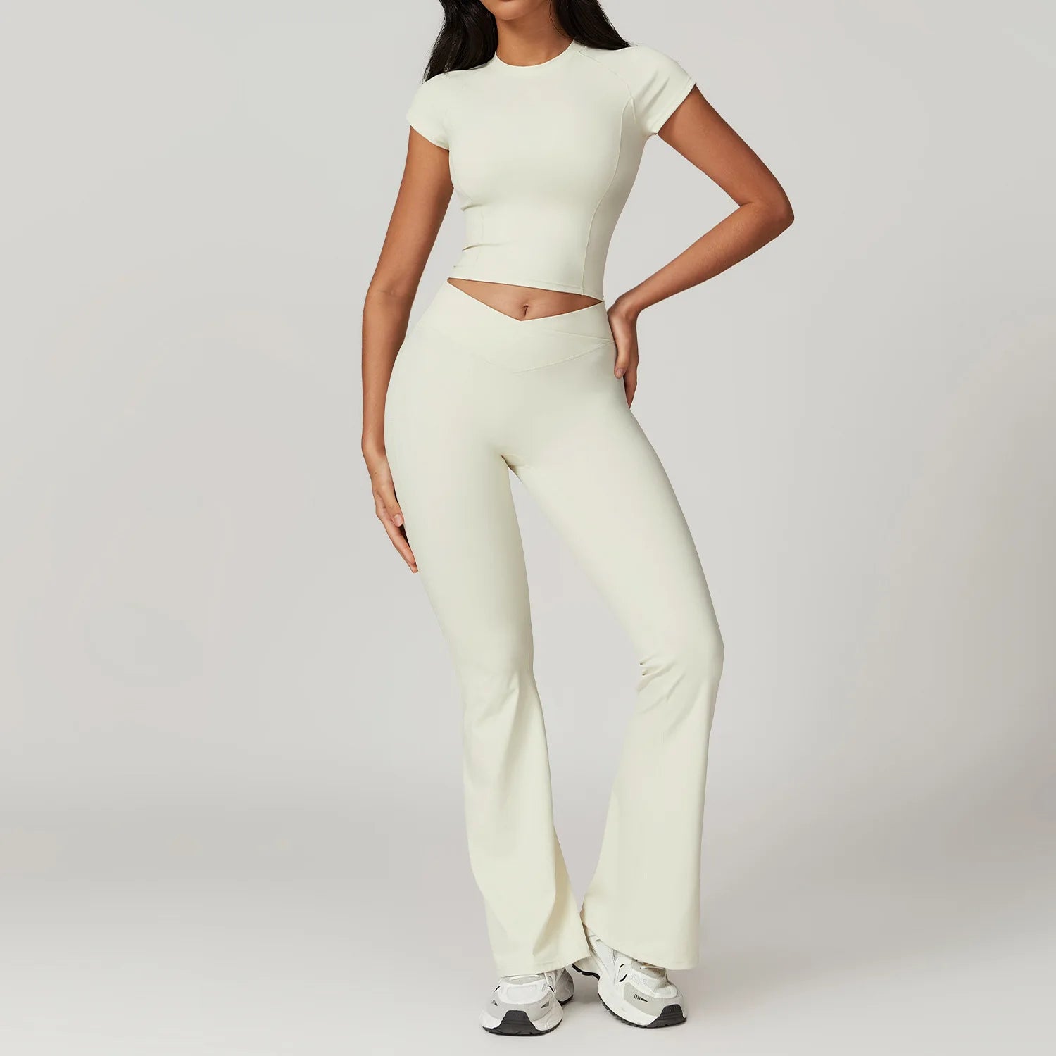 Conjunto Fitness Mujer – Top + Pantalón Acampanado de Cintura Alta